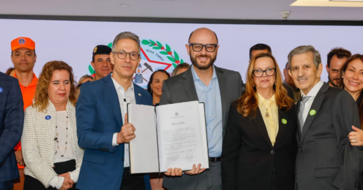 Governador empossa novo secretário de Educação de Minas Gerais