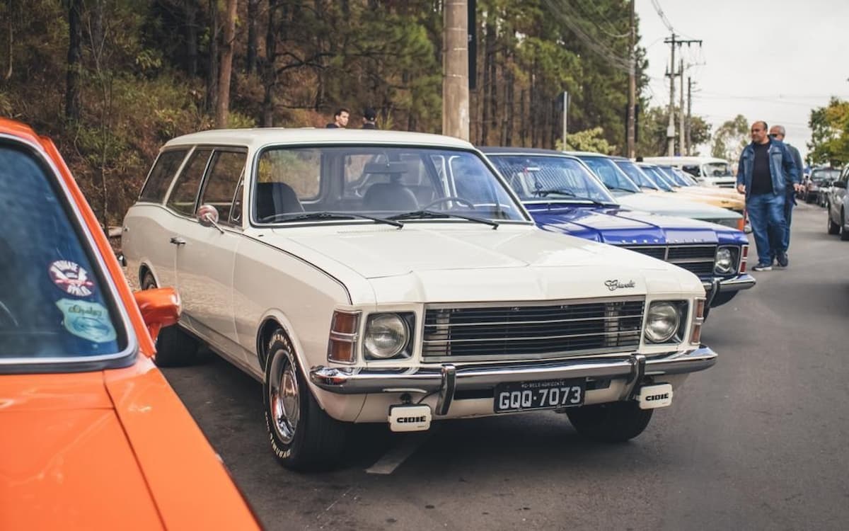 Cidade dos Carros reúne veículos antigos e customizados em Belo Horizonte