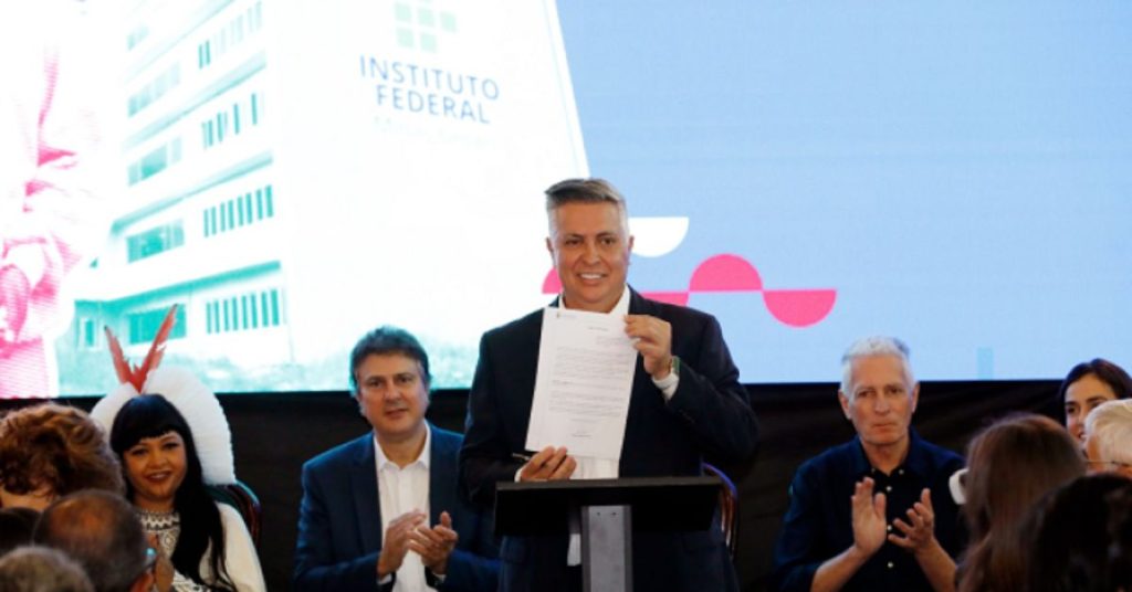 O prefeito Álvaro Damião (União Brasil) com acordo para instalação do IFMG no Barreiro, em Belo Horizonte.