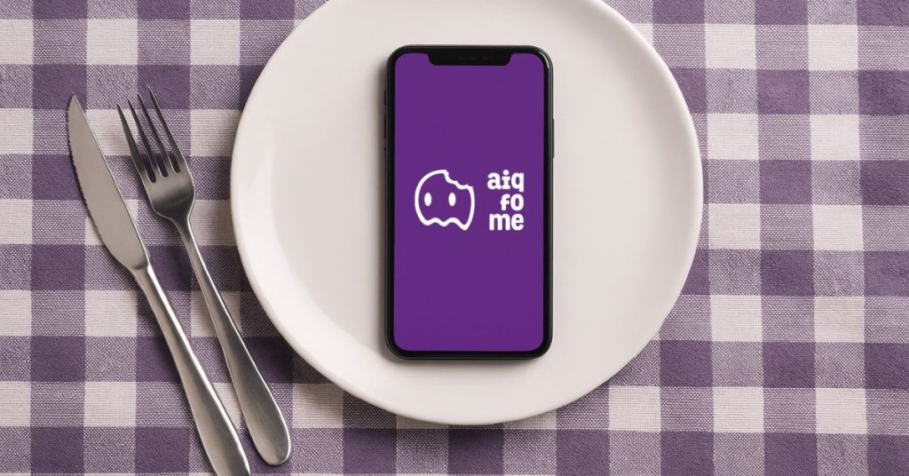 Celular com aplicativo do aiqfome.
