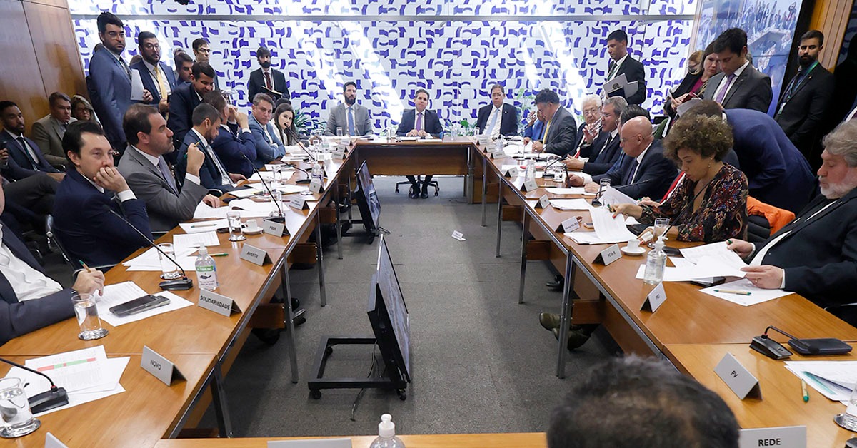 Câmara dos Deputados adia votação de projetos sobre foro privilegiado e anistia a manifestantes