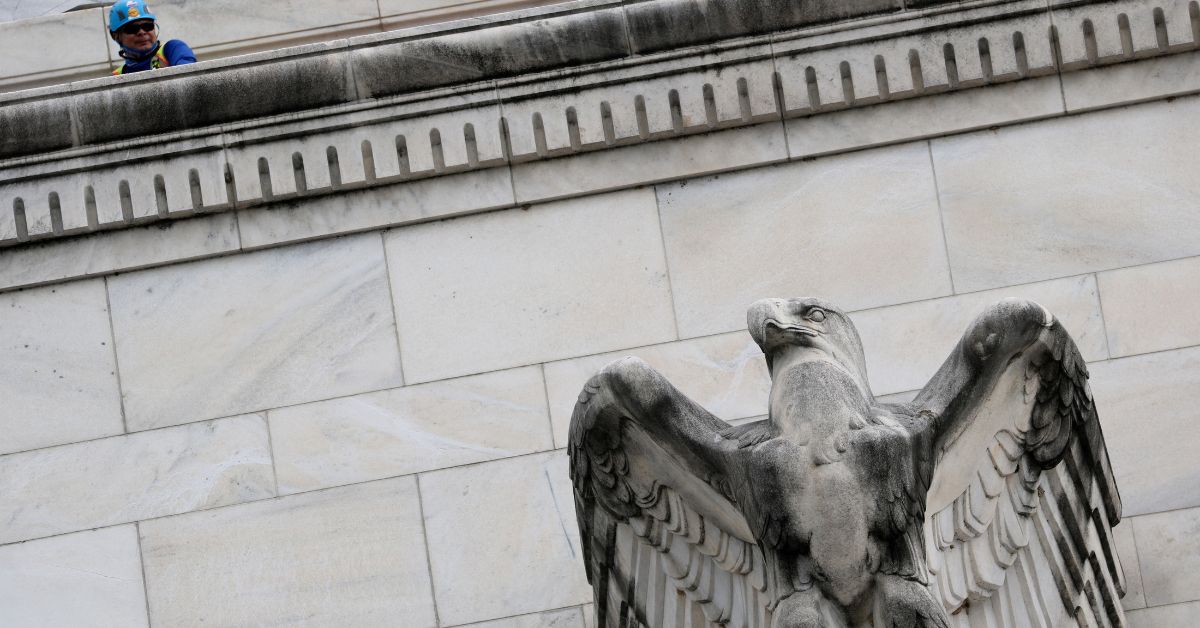 Fed diz que mais ou menos dois cortes de juros são apropriados este ano nos EUA