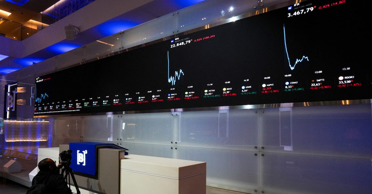 Ibovespa cai 0,81%, a 176,2 mil, com foco em eleição e exterior; na semana queda é de 0,61%