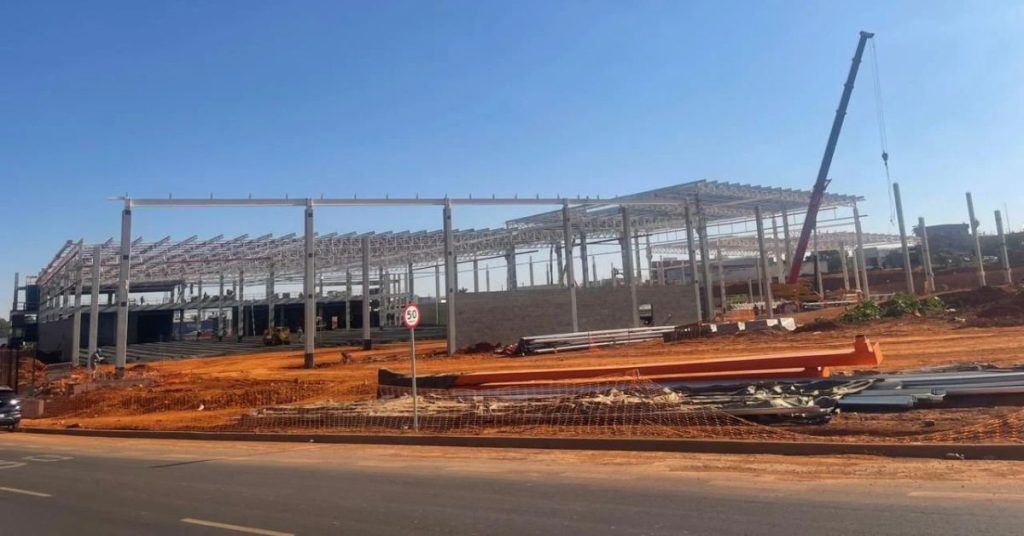 Obras de construção da loja da rede Obramax em Uberlândia, Minas Gerais.