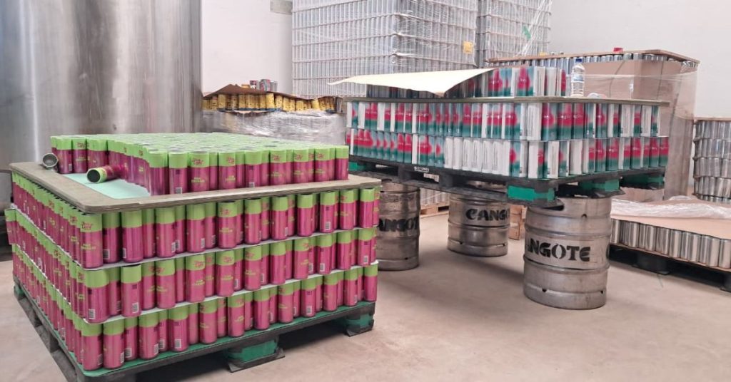 Latas armazenadas na fábrica da Envasarte.
