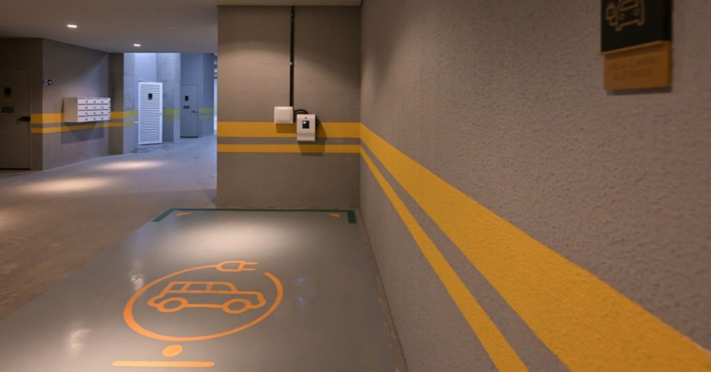 Vaga em estacionamento com carregador para carros elétricos.