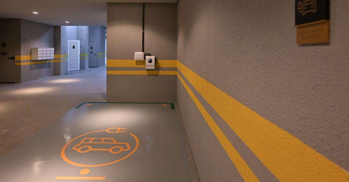 Bombeiros de Minas Gerais divulgam normas para carregadores de veículos elétricos em condomínios