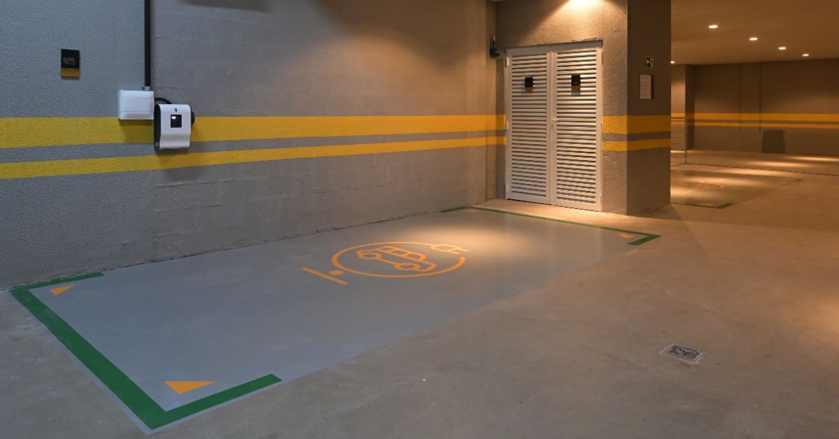 Vaga em estacionamento com carregador para carros elétricos.