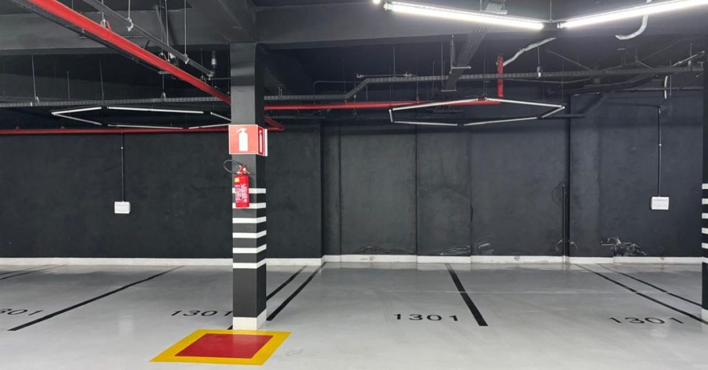 Vagas em estacionamento com carregador para carros elétricos.
