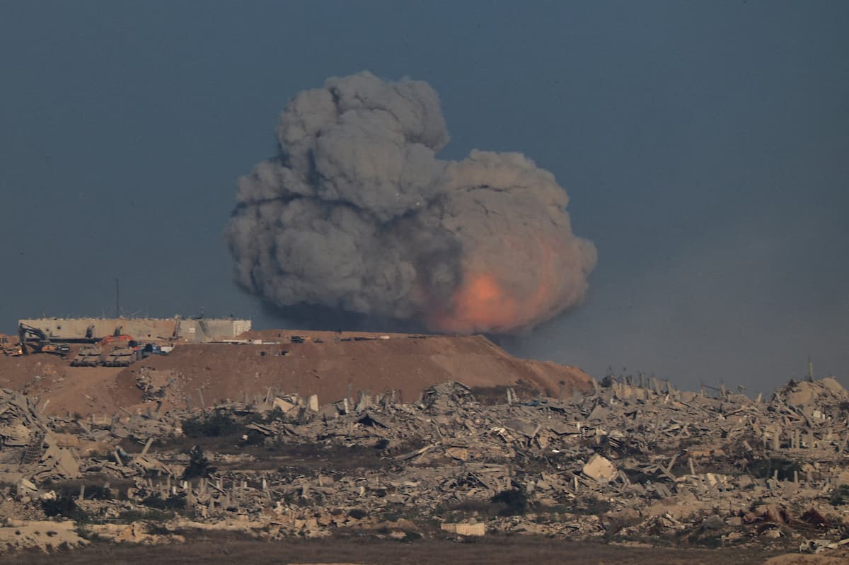Israel bombardeia subúrbios da Cidade de Gaza