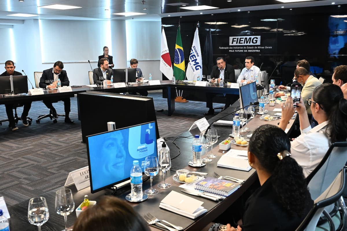O presidente do Sinduscon-MG, Raphael Lafetá, e CEO da Gerdau, Gustavo Werneck, assinaram o convênio