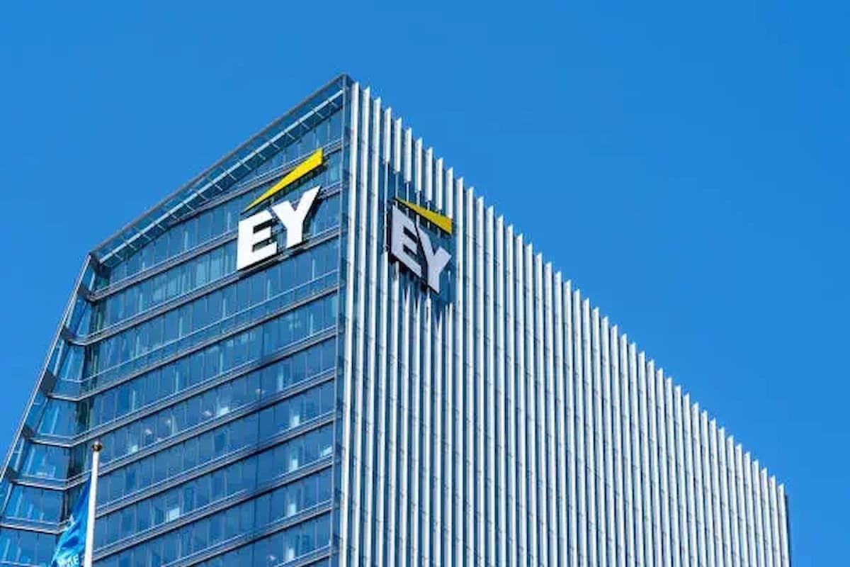 EY anuncia mais de 100 vagas em tecnologia para a área de Serviços Financeiros