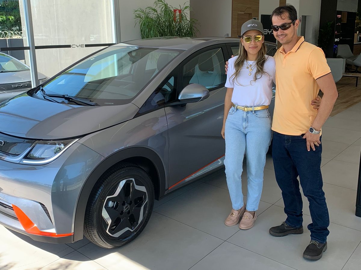 Casal fatura R$ 500 mil por ano com app de transporte 100% elétrico em Janaúba