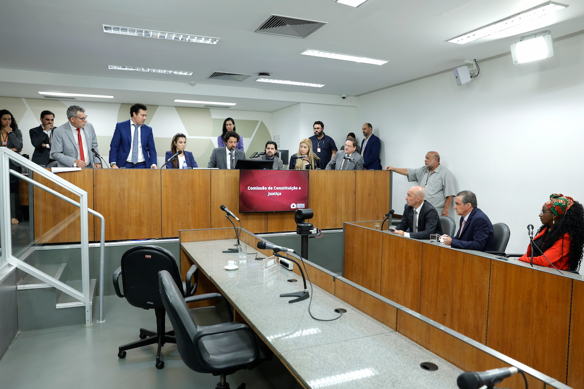 PEC que retira referendo da Copasa avança na ALMG