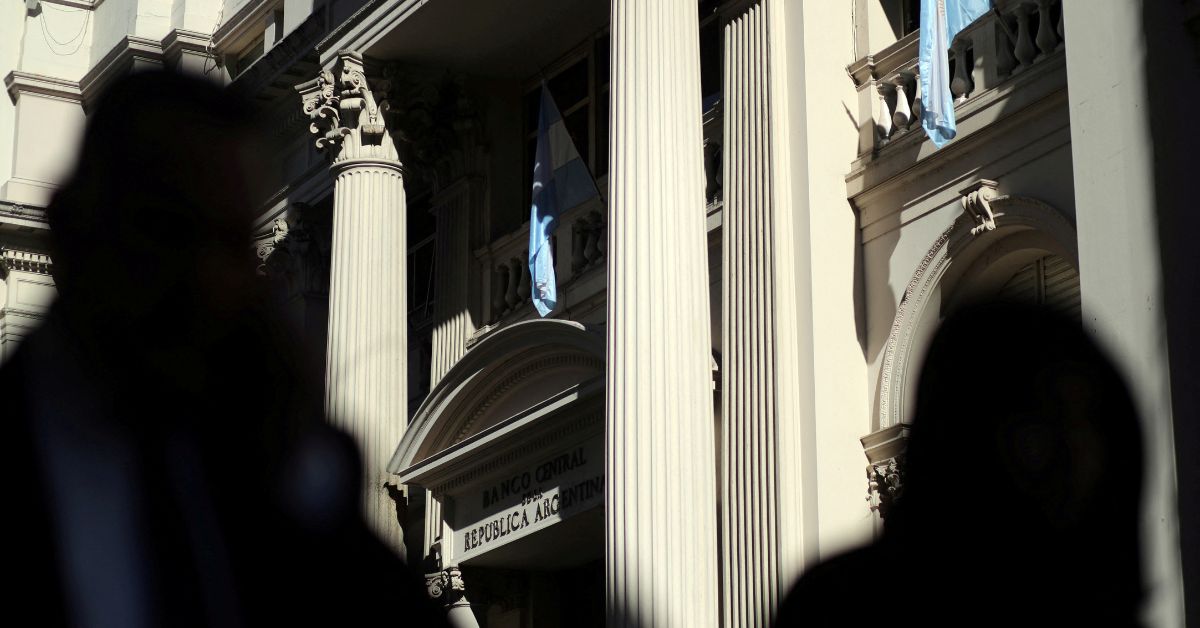 BC da Argentina faz maior venda diária de dólares em seis anos para conter queda do peso
