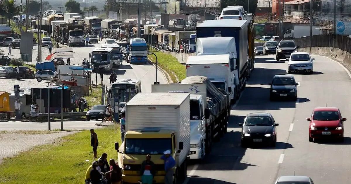 Caminhoneiros ameaçam greve caso Alcolumbre não paute MP do frete e texto perca validade