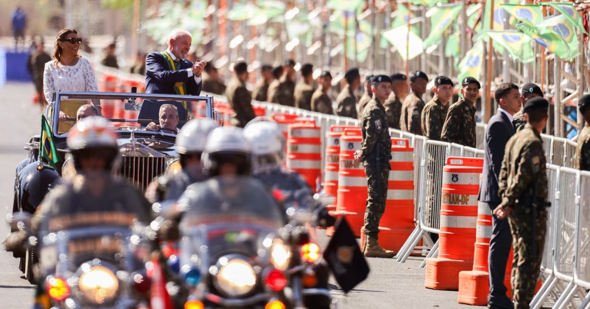 Lula e ministros acompanham desfile; público entoa ‘sem anistia’