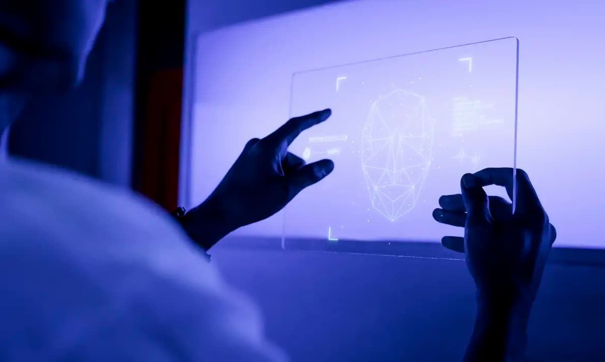 Inteligência artificial ameaça aprendizado da escrita, alerta autor
