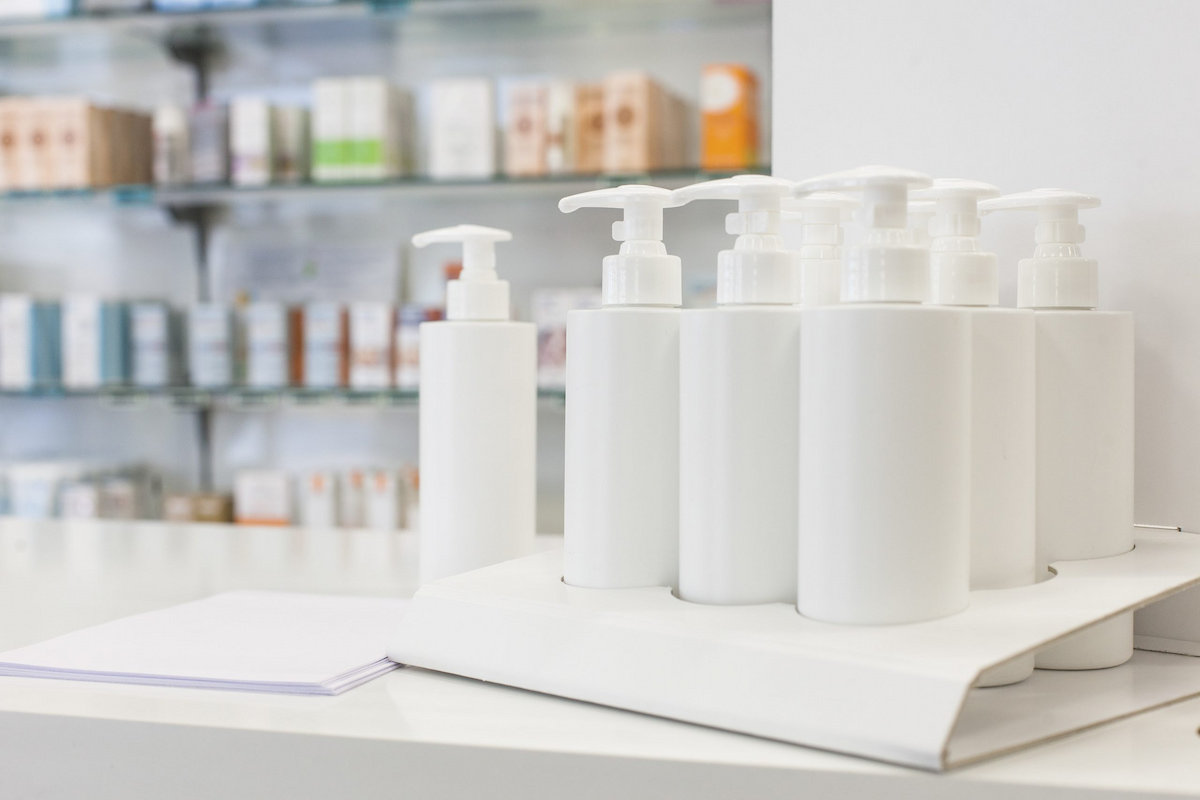 vasilhames de cosméticos em cima de uma bancada