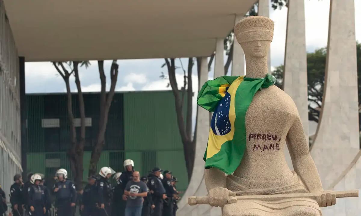 8 de janeiro: Moraes mantém prisão domiciliar de mulher que pichou estátua