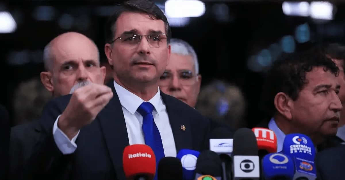 Bolsonaristas abrem fogo amigo e criticam pré-campanha de Flávio