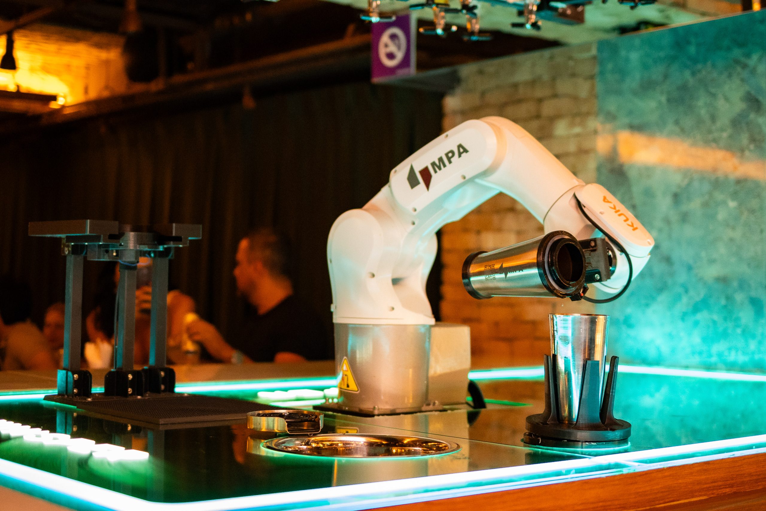Robô bartender e karaokê coreano: bares de BH apostam em tecnologia para atrair o público