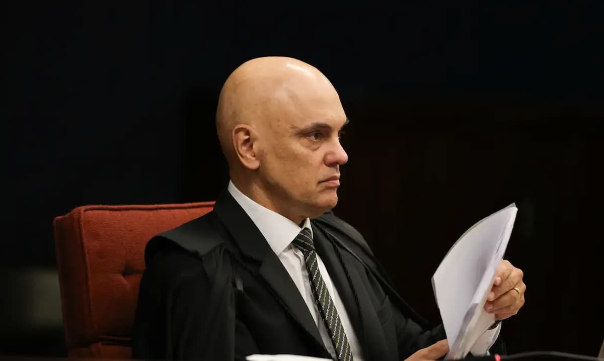 Moraes suspende decisão que destituiu defesa de réus da trama golpista