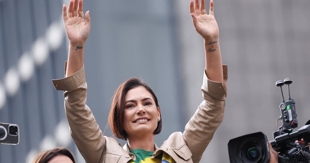 Michelle Bolsonaro nega especulações de que esteja pronta para concorrer em 2026
