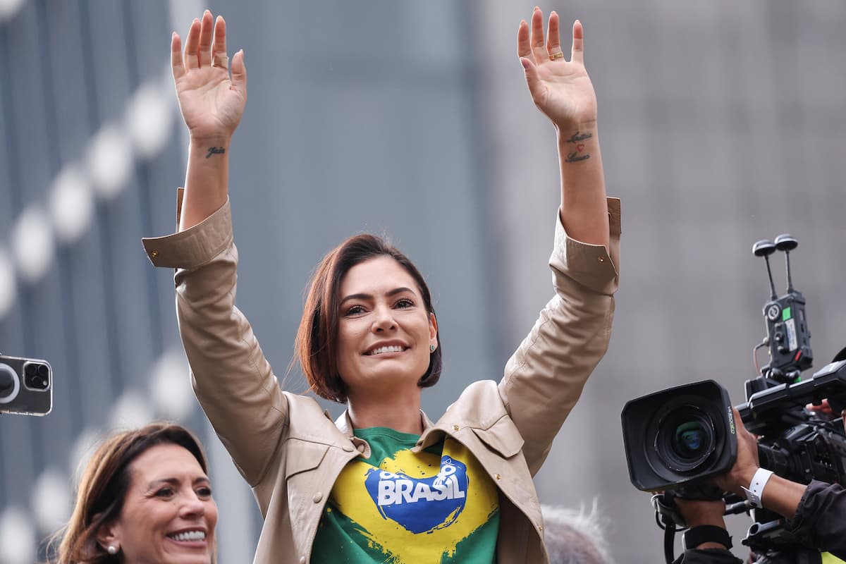 Michelle Bolsonaro nega especulações de que esteja pronta para concorrer em 2026
