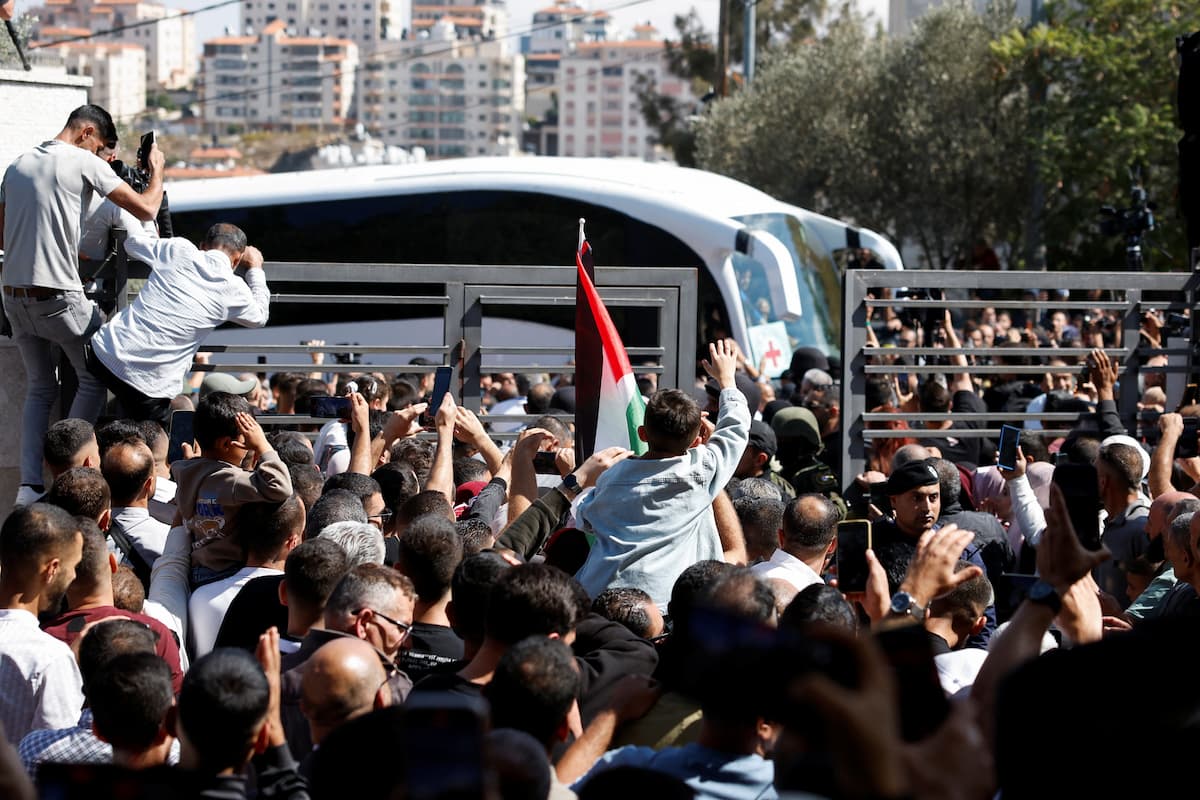 Hamas troca últimos reféns israelenses por prisioneiros palestinos; Trump diz que guerra de Gaza acabou