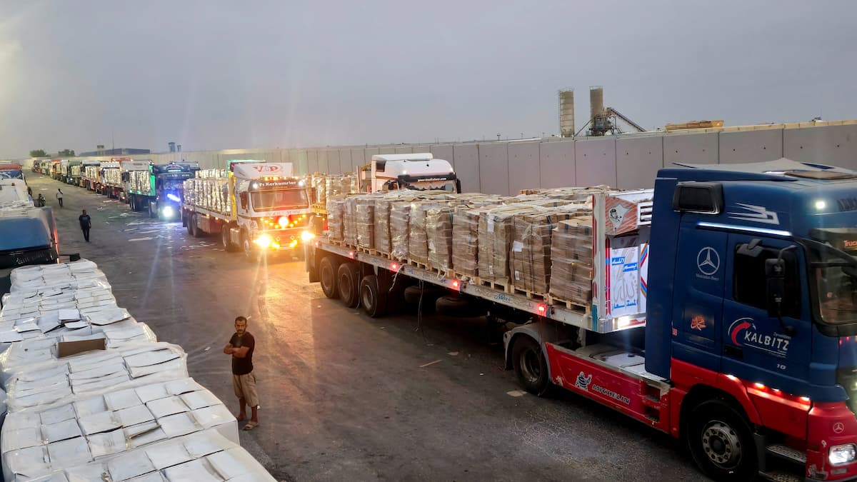 Ajuda humanitária chega a Gaza após pausa em disputa sobre corpos de reféns