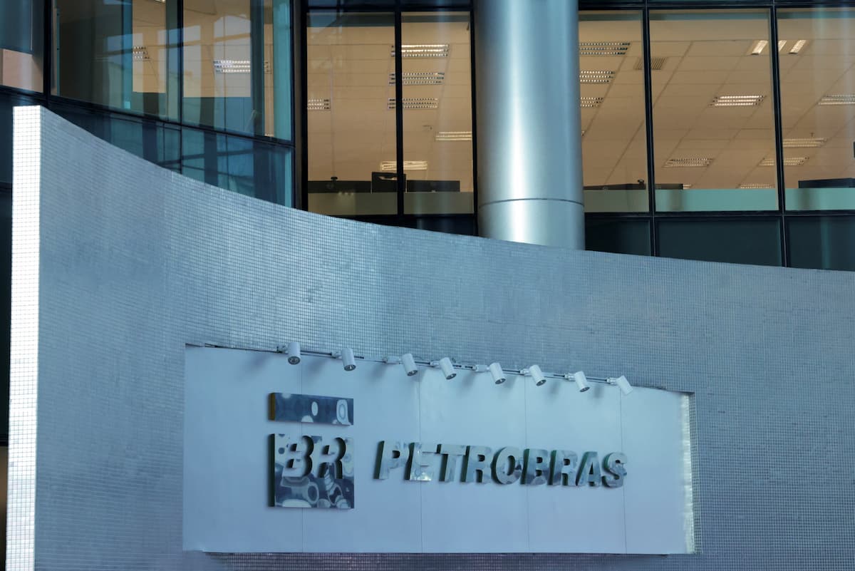 Petrobras reduz preço da gasolina a distribuidoras em 4,9% a partir de terça-feira (21)