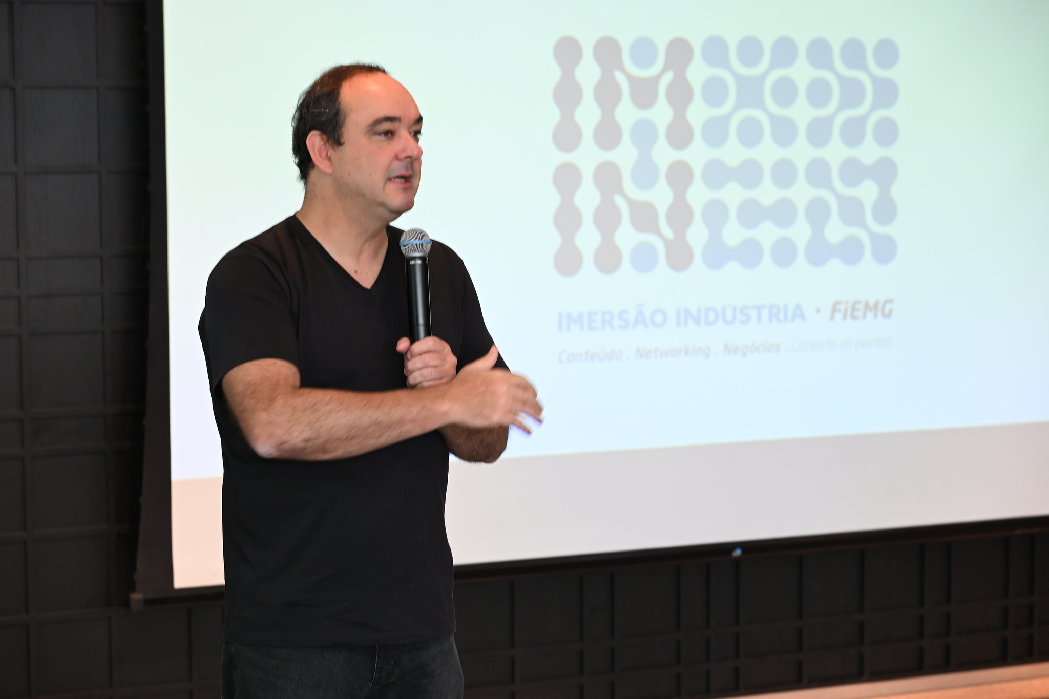 Flávio Roscoe em evento de lançamento do Imersão Indústria