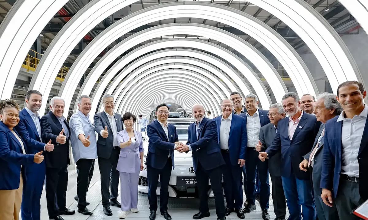 Nova fábrica de carros elétricos da BYD na Bahia mostra confiança no Brasil, diz Lula
