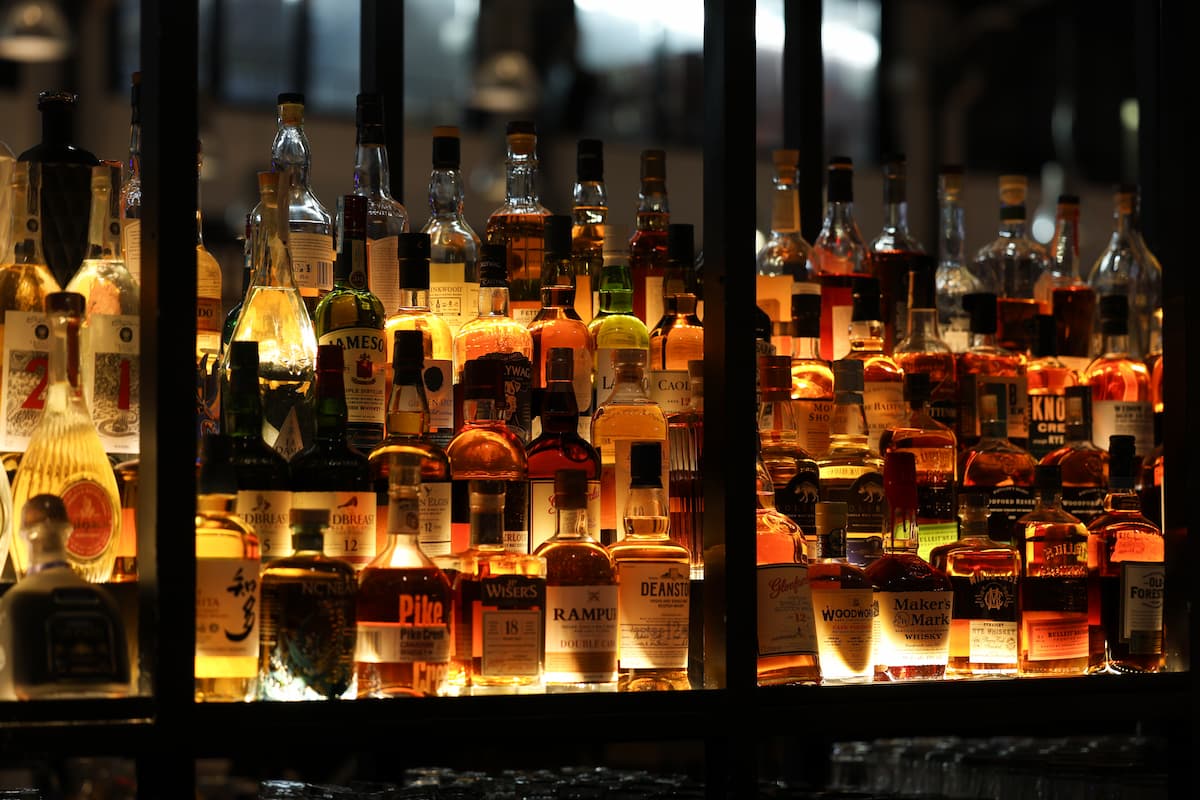 Bares e restaurantes queimam estoques de bebidas com crise do metanol
