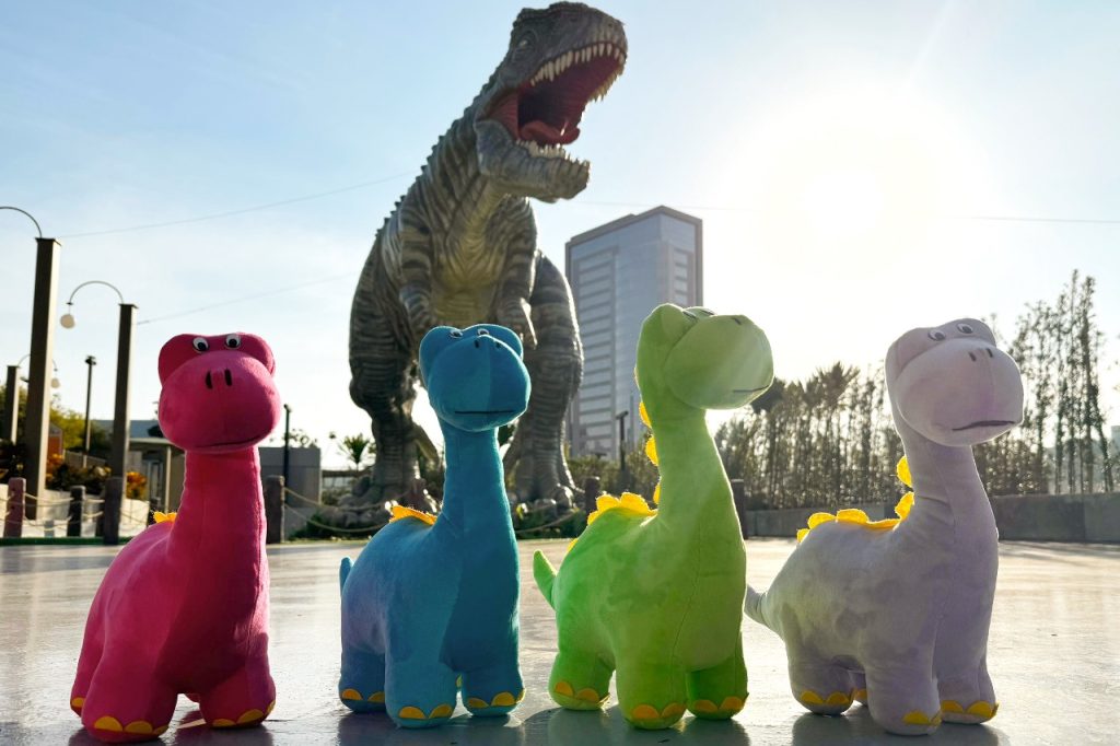 Dinossauros de pelúcia brinde do BH Shopping para o Dia das Crianças