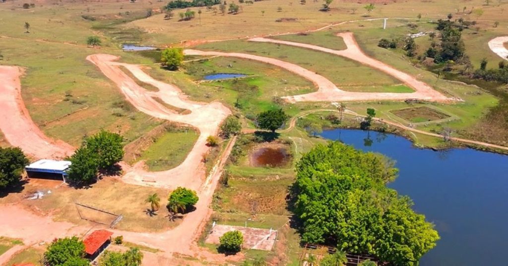 Megaempreendimento às margens do Rio Grande avança com a construção de ruas.