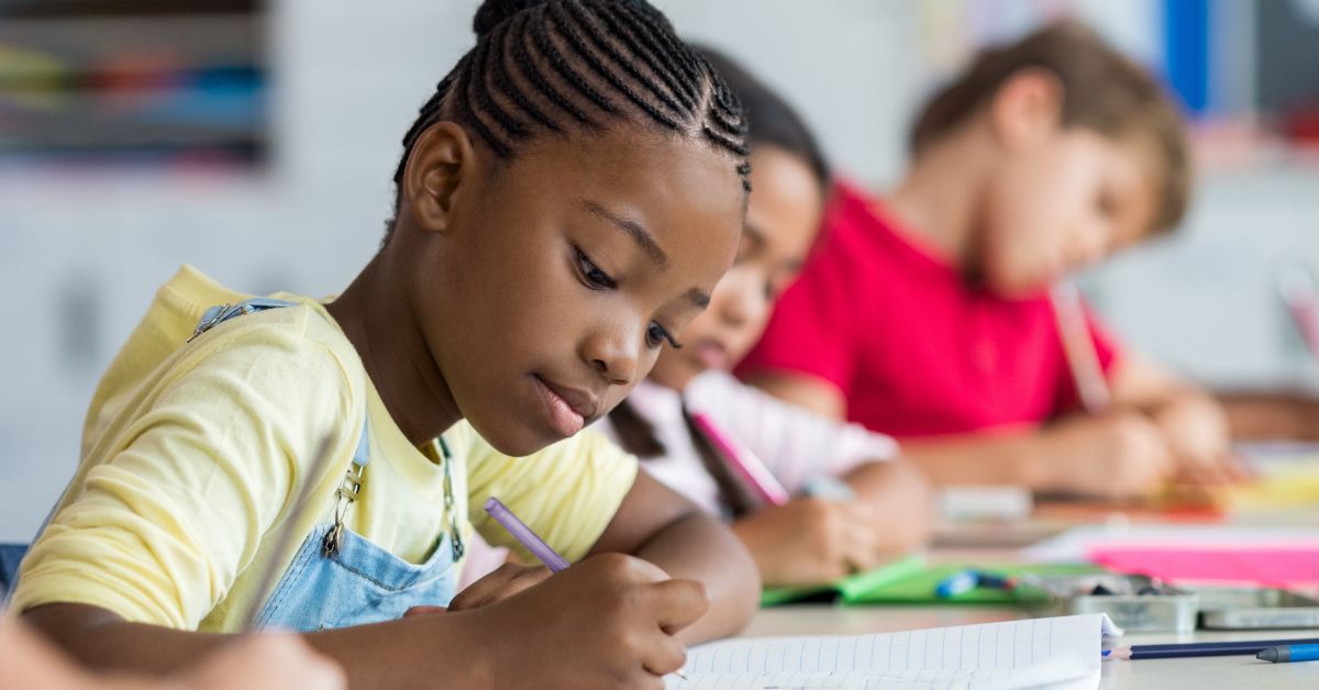 Matrícula escolar: saiba como identificar e questionar exigências abusivas no contrato