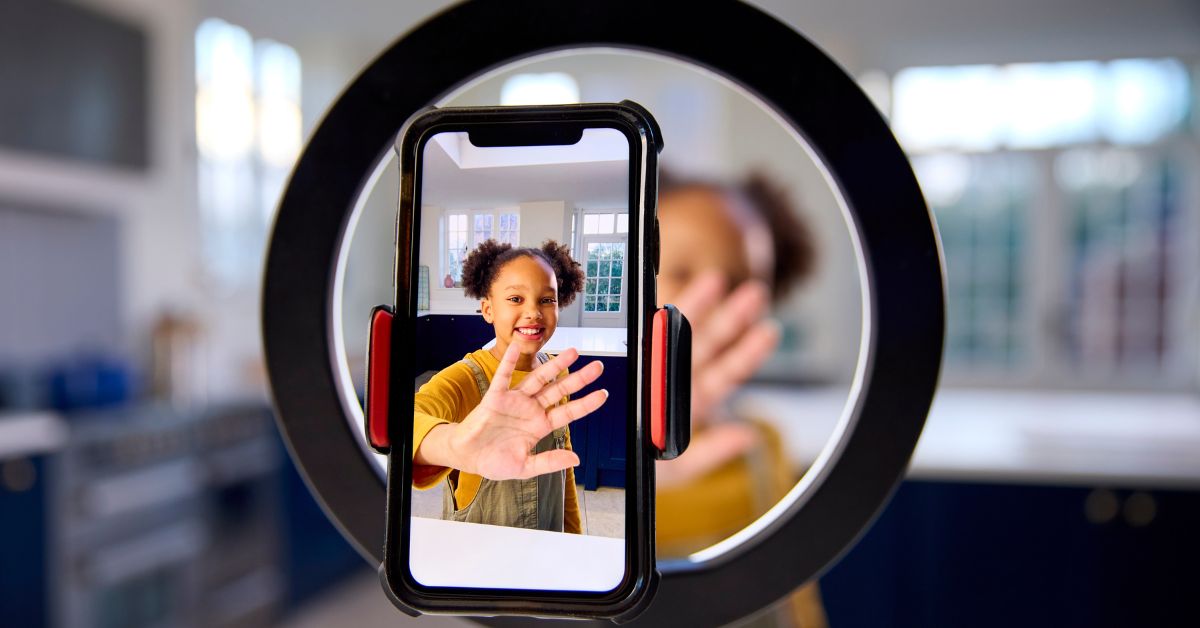 ‘Meu filho quer ser influencer’: o que os pais precisam saber para garantir a segurança on-line da família