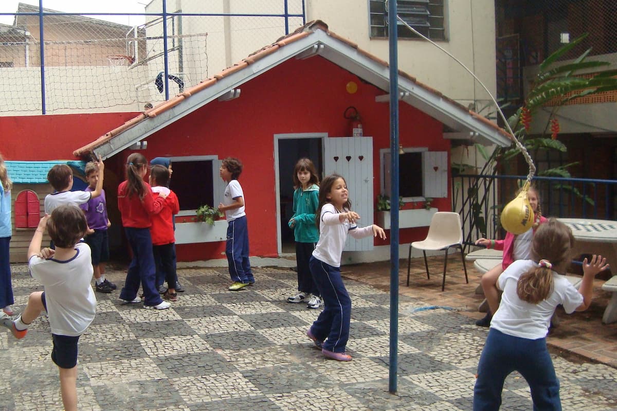 Leilão de arte beneficente em BH arrecada fundos para bolsas da Escola Theodor Herzl