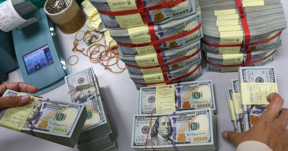 Dólar cai 0,79% mas real deve ficar mais fraco e mais volátil, dizem especialistas