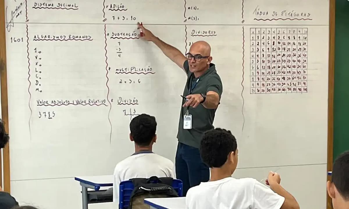 Dia dos professores: desafio é chamar atenção dos estudantes durante aulas