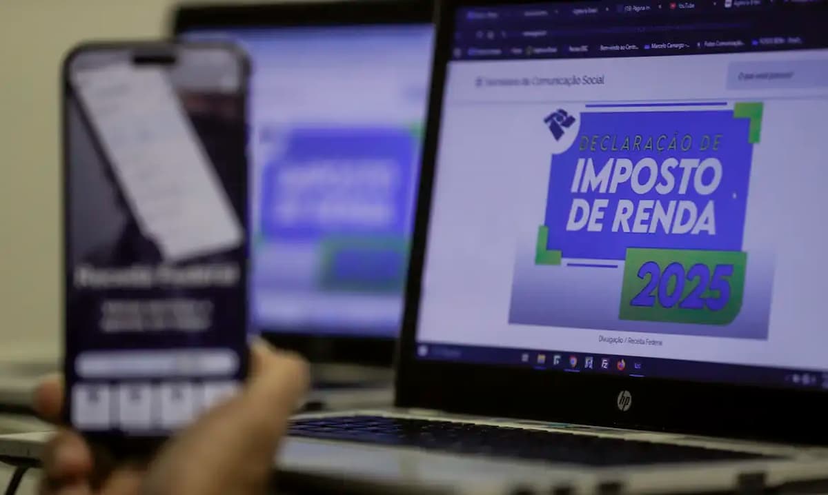 Celular e notebook abertos na página da Receita Federal