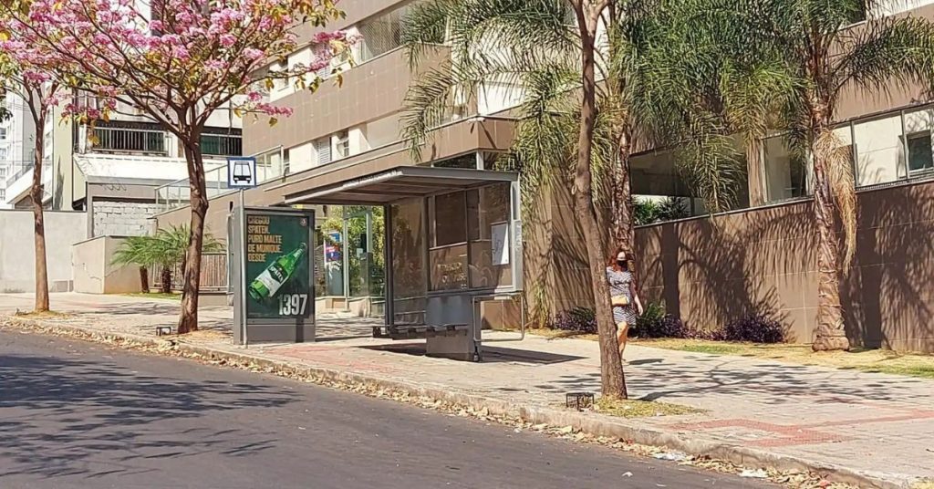Mídia OOH em abrigo de ônibus de Belo Horizonte, Minas Gerais.