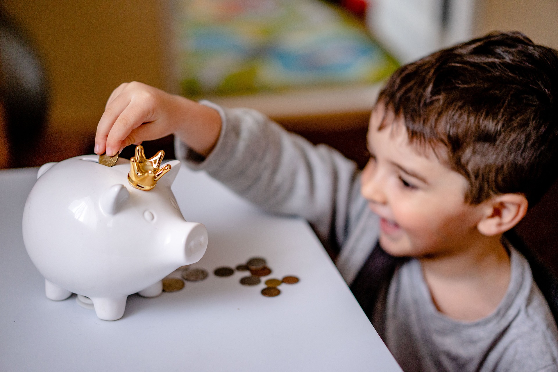 Mais de 73% dos pais fornece aos filhos acesso ao primeiro cartão ou conta antes dos 15 anos