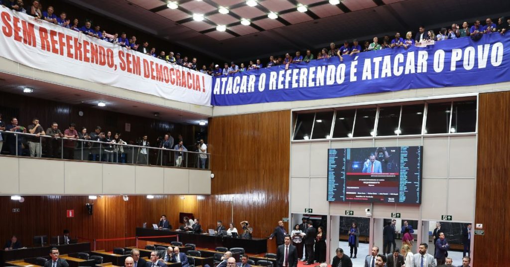 Protesto contra retirada do referendo para a privatização da Copasa na ALMG.