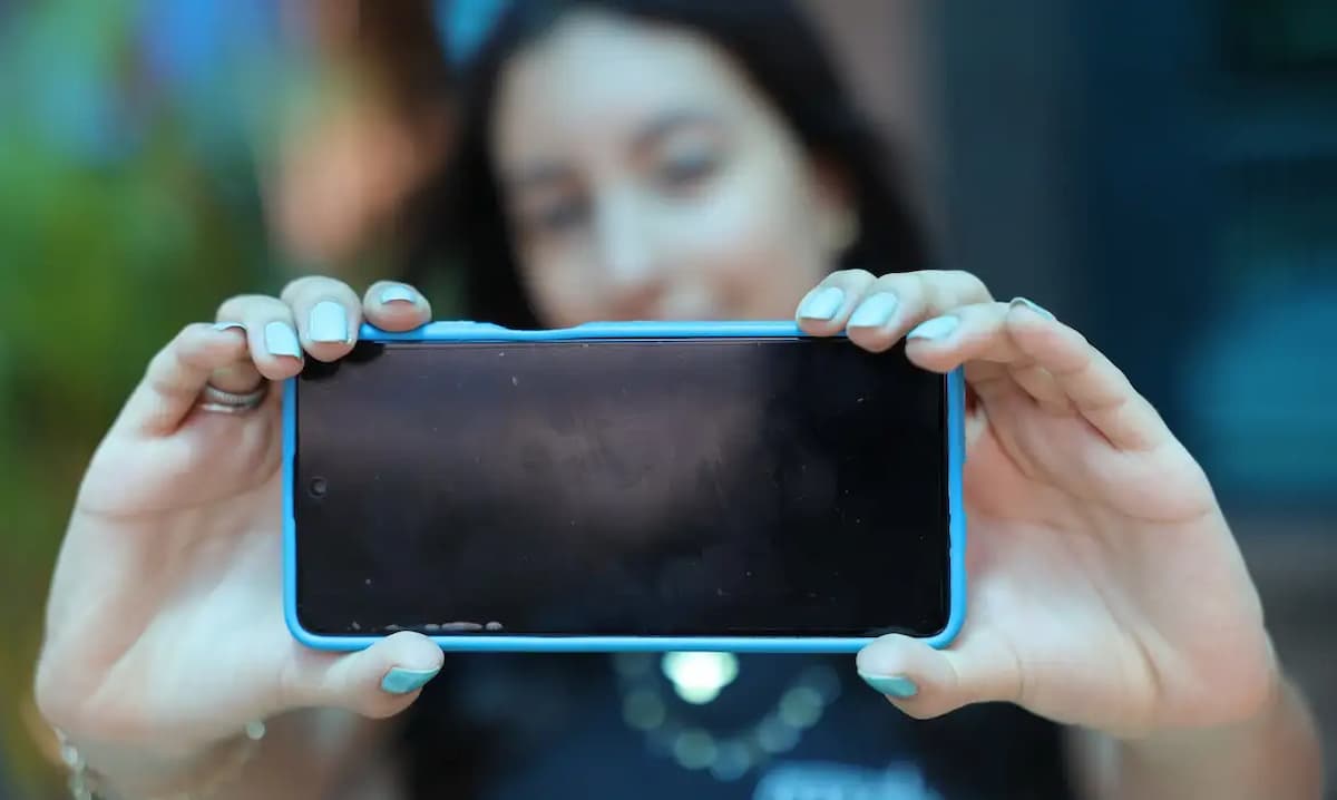 Criança tirando foto pelo celular