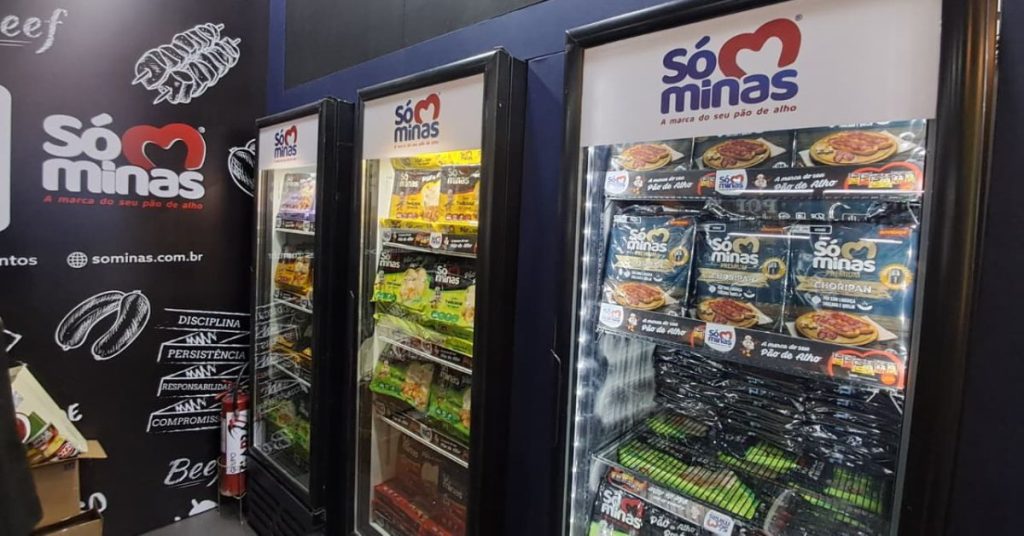 Produtos da Só Minas em um estande na Superminas 2025.