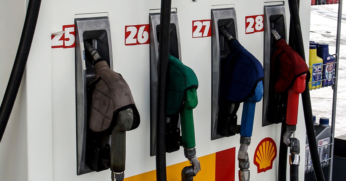 Preços de combustíveis diminuem em outubro e podem cair ainda mais este ano