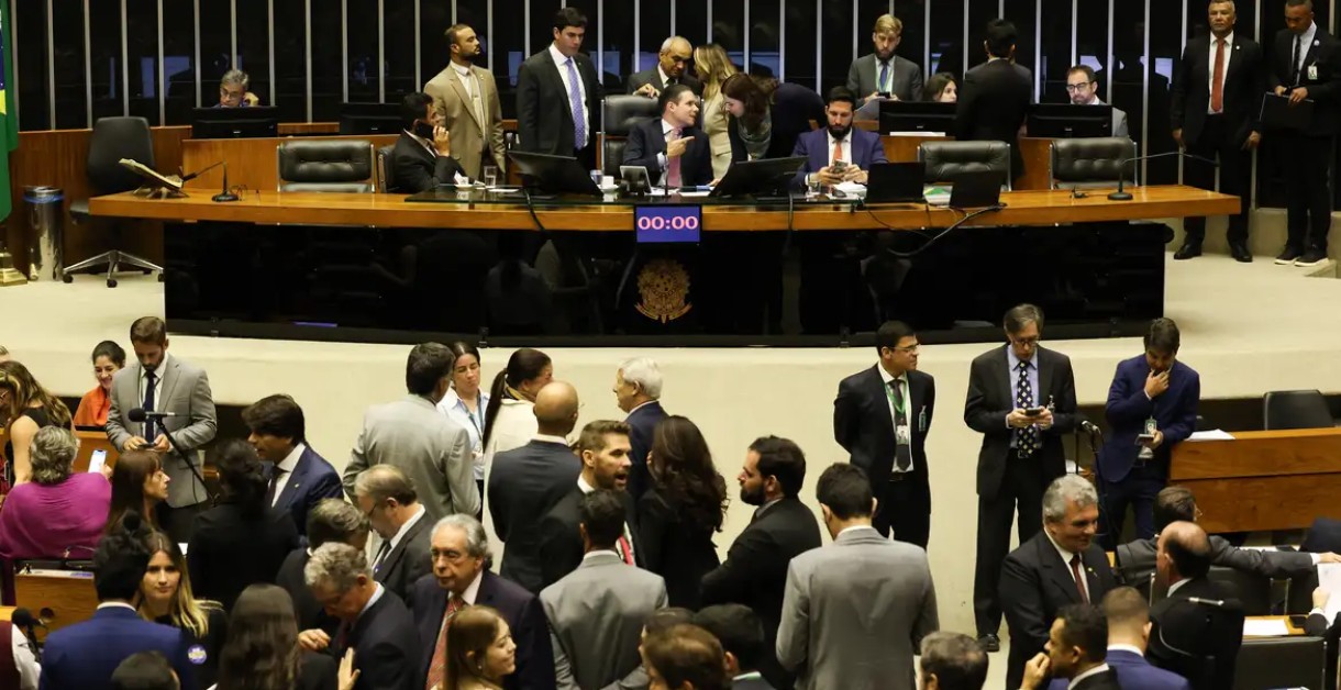 Câmara aprova em votação simbólica projeto que amplia licença-paternidade para 20 dias